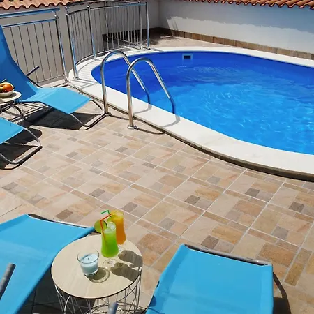 2 Bedroom Stunning In Apartment *